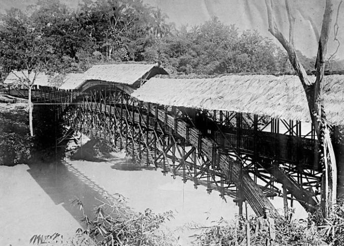 COLLECTIE_TROPENMUSEUM_Een_boogbrug_van_bamboe_over_de_rivier_Tjisokan_in_Preanger_West-Java_TMnr_10007546