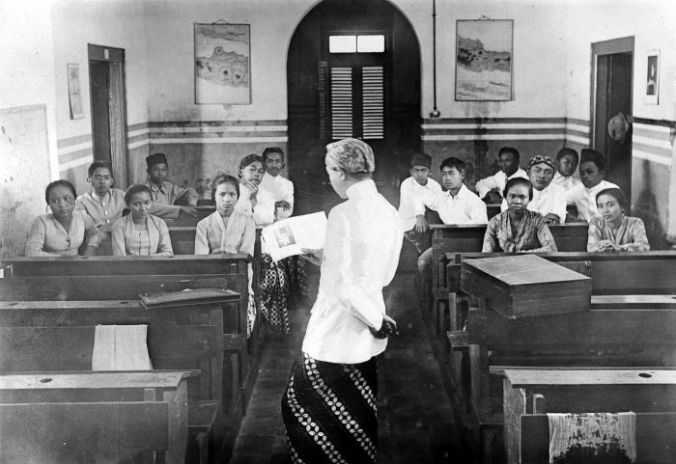 COLLECTIE_TROPENMUSEUM_'De_heer_Soerjoadipoetro_houdt_een_voordracht_over_de_school_van_Tagore_voor_o.a._kwekelingen_van_het_Nationaal_Onderwijs_Instituut_'Taman_Siswa'_te_Bandung_Java'_TMnr_10002308