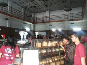 Peserta kegiatan di dalam Sumber Hidangan