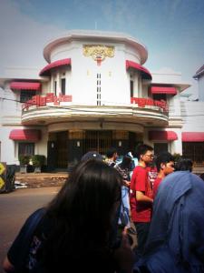 Peserta kegiatan di depan New Majestic Theater
