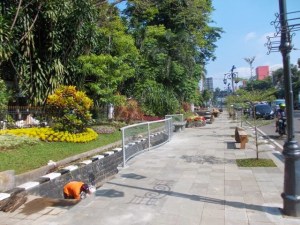 Trotoar di Jl. Merdeka sedang dipercantik