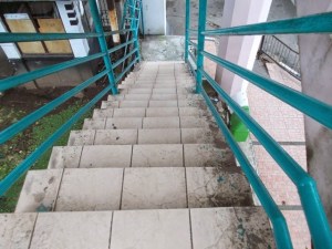 Tangga Jembatannya Terlalu Curam (Foto: Irfan Teguh Pribadi)