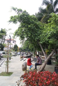 Trotoar Baru dan yang Lagi Pre-wed (Foto: Arya Vidya Utama)