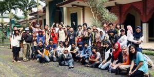 Komunitas Aleut berfoto bersama di depan Masjid Cipaganti, Bandung.