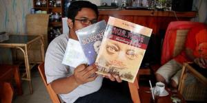 Koordinator Komunitas Aleut, Arya Vidya Utama, menunjukkan beberapa buku karya pegiat Komunitas Aleu