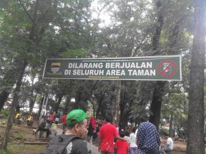 Banner Larangan Berjualan di Taman Lansia (Foto: Yanti Maryanti)
