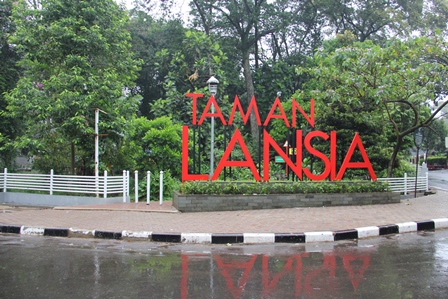 Pintu masuk selatan Taman Lansia (Foto: Garut News)