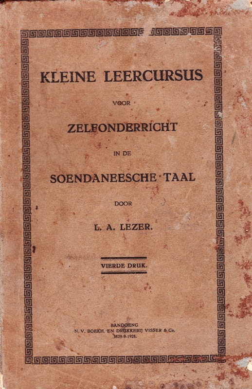Sampul bulu Kleine Leercursus Voor Zelfonderricht In de Soendaneesche Taal (Buku Belajar Bahasa Belanda untuk Orang Berbahasa Sunda). L.A. Lezer. Visser Bandung – 1928 (Sumber sadnessbookstore.blogspot.com)