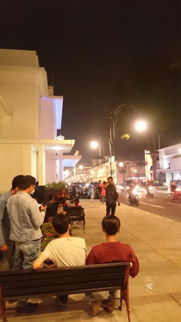 Mereka yang duduk dan berfoto di dekat Jl. Cikapundung Timur