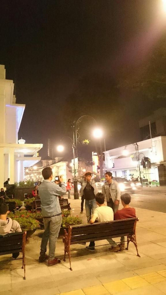 Asyik Nongkrong di Dekat Cikapundung Timur