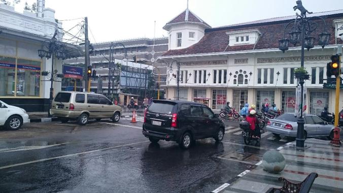 Sekitar Gedung Merdeka Saat Hujan Turun (Foto: Arya Vidya Utama)