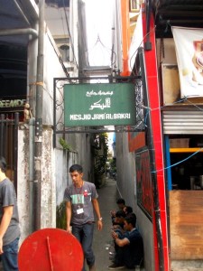 Gang menuju rumah Fadly Badjuri