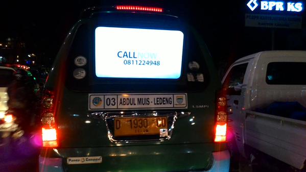 Angkot ber-LCD.. Wuih kereeen, Cuma ada di Bandung beybeeh…  (Foto @hendromuliarto)