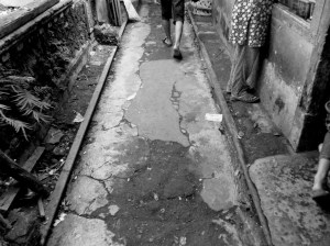 Bekas rel kereta api di dalam pasar