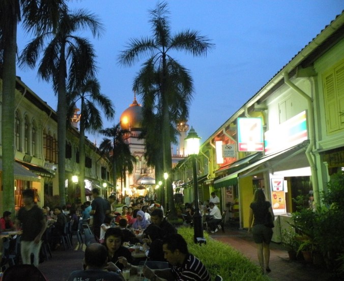 Suasana di Sekitar Masjid Sultan Saat Berbuka