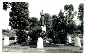 Kartu pos bergambar patung Pastor Vebraak (sumber: grarueb.nl)