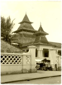 COLLECTIE_TROPENMUSEUM_De_moskee_aan_de_alun-alun_in_BandoengB