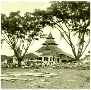 COLLECTIE_TROPENMUSEUM_Moskee_en_alun-alun_TMnr_10016554B