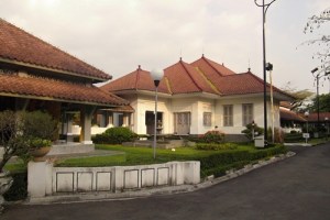 Bekas Kantor Kabupaten, sekarang Rumah Dinas Walikota Bandung di belakang Pendopo. Dibangun Sukarno atas permintaan gurunya, Wolff Schoemaker.
