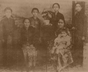 Ibrahim, Aminah, Salmah Emah, dan Umar bersama Lasmitakusuma yang mengurus anak-anak Sangkana setelah sang ibu wafat. Di depan ada Siti Sadijah yang sedang menggendong bayi Raden Jusuf.