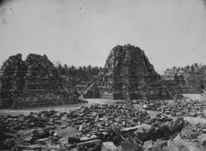 COLLECTIE_TROPENMUSEUM_De_aan_Brahma_Shiva_en_Vishnu_gewijde_tempels_op_de_Candi_Lara_Jonggrang_oftewel_het_Prambanan_tempelcomplex_TMnr_60020656