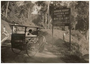 Gemotoriseerd-rijtuig-op-weg-met-bord-Bandoeng-Vooruitb