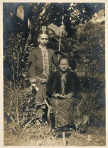 Raden Toemenggoeng Soemitro Kolopaking Poerbonegoro van Bandjarnegara met Raden Ajoe 1930 KITLVB