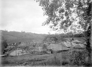COLLECTIE_TROPENMUSEUM_Dorp_op_het_terrein_van_een_onderneming_te_Lampegan_TMnr_10024173